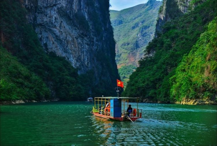 Đôi tình nhân già ngồi bên nhau dưới bóng cây — hình ảnh biểu tượng của Chợ Tình Khâu Vai