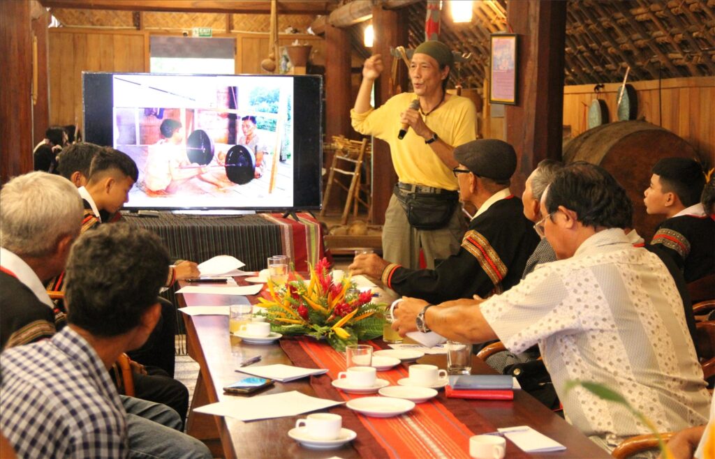 Nghệ nhân Ê Đê trong trang phục truyền thống biểu diễn cồng chiêng tại buôn Ako Dhông, Buôn Ma Thuột