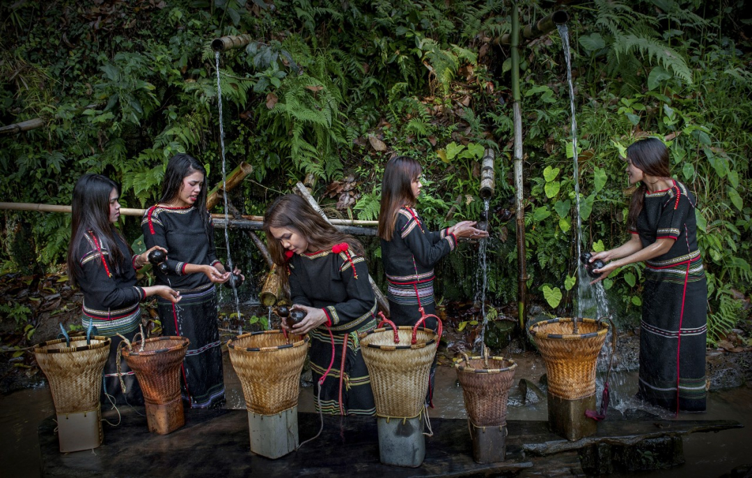 Dây thừng quấn lông gà trắng và sợi chỉ bông phong tỏa cổng buôn trong ngày thiêng thứ hai — ranh giới tuyệt đối không ai được vi phạm