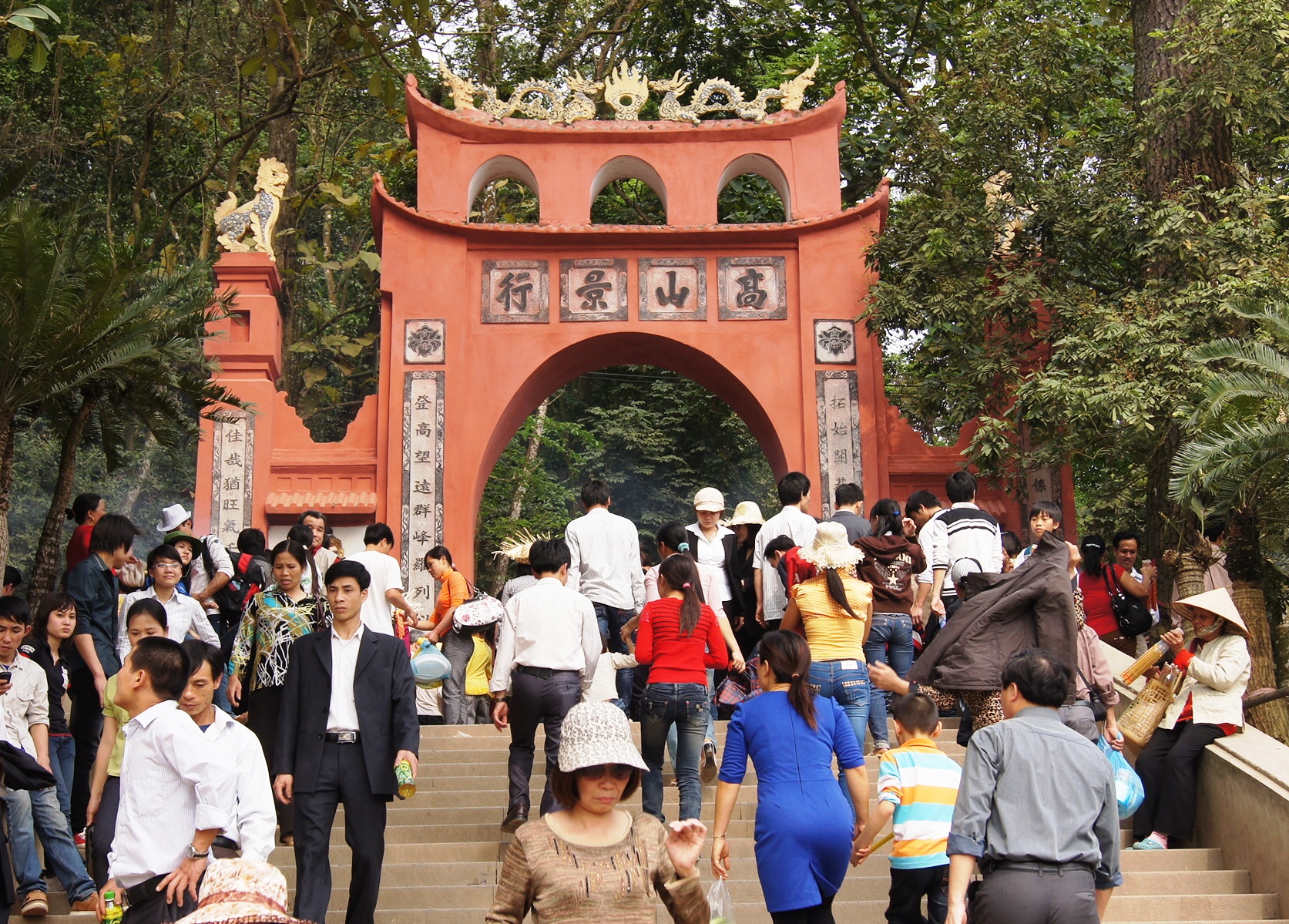 Lễ tế Hùng Vương tại Đền Hùng trong Công viên Đầm Sen — nghi thức dâng bánh chưng và tiếng trống đồng vang lên từ 7h sáng