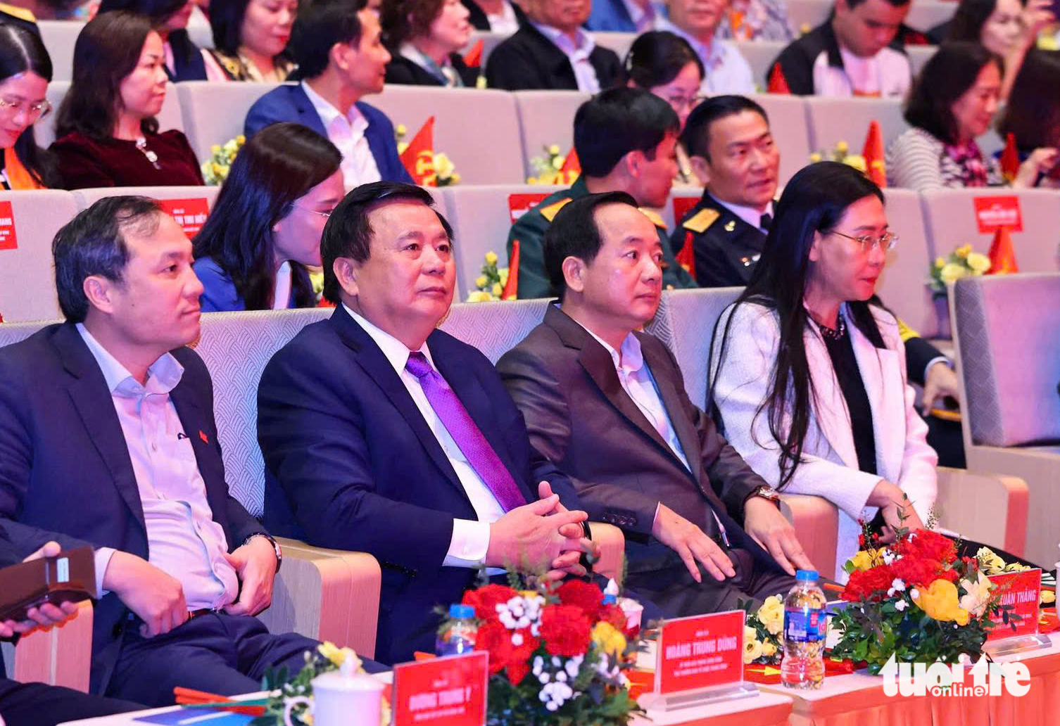 Quản tượng M'Nông trong trang phục truyền thống và con voi trong nghi lễ cúng sức khỏe