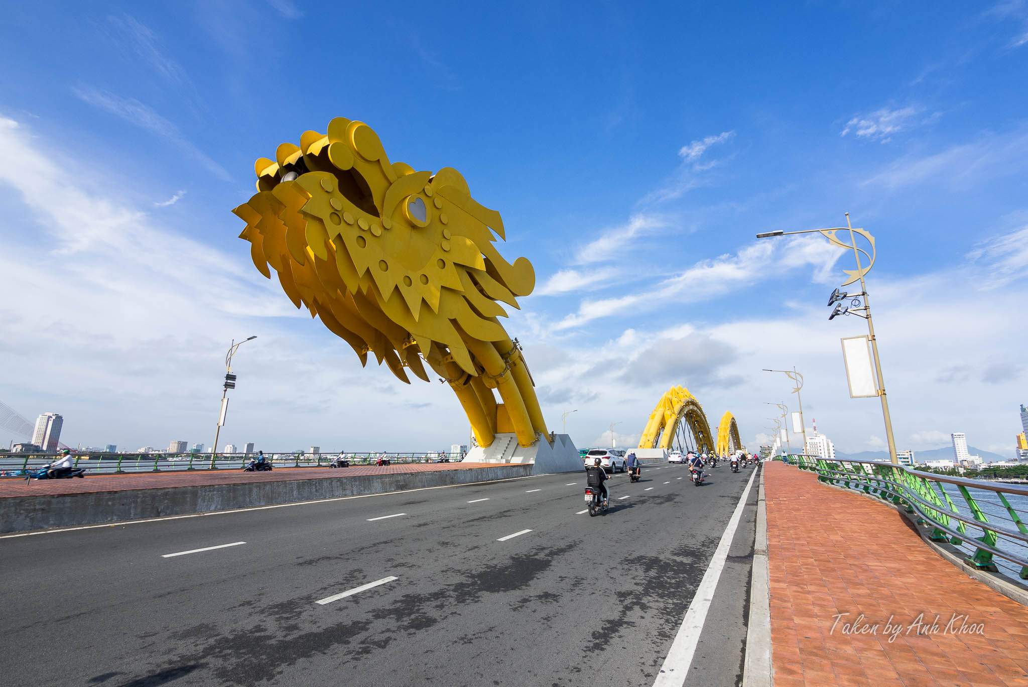 Ngư dân chuẩn bị lễ vật — hoa, trái cây, hương — không có hải sản theo tục lệ tín ngưỡng Cá Ông