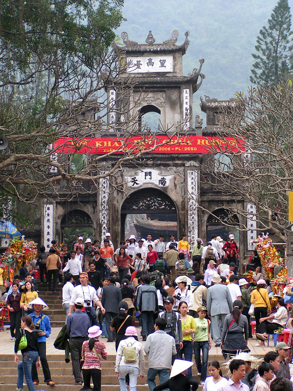 Động Hương Tích — 'Nam thiên đệ nhất động' — nơi thờ Bà Chúa Ba giữa vòm đá thạch nhũ nghìn năm