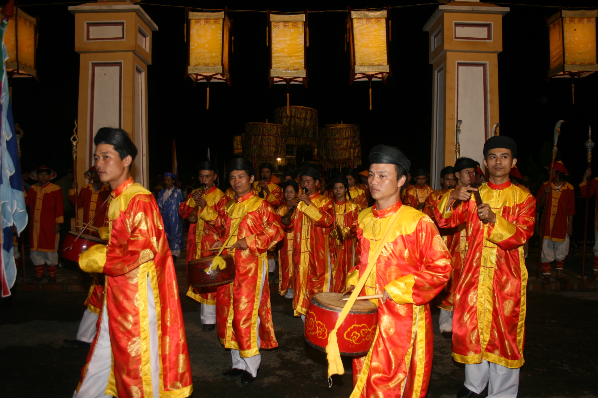 Điện Huệ Nam trên núi Ngọc Trản — ngôi điện thờ Thánh Mẫu Thiên Y A Na nhìn từ phía sông Hương