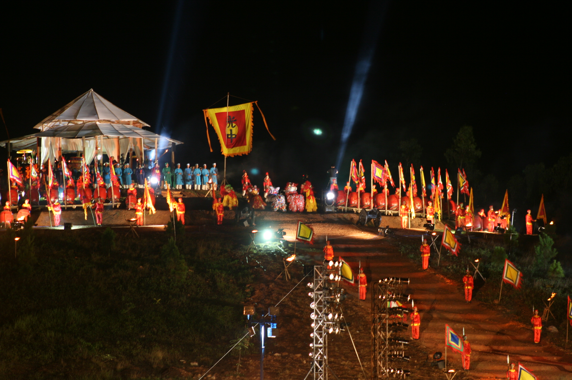 Nghi thức hầu đồng trong không gian điện Huệ Nam — sự giao thoa giữa tín ngưỡng Đạo Mẫu và văn hóa Chăm