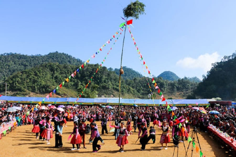 Đua ngựa truyền thống trên sườn dốc trong Lễ Gầu Tào — kỵ sĩ H'Mông không dùng yên