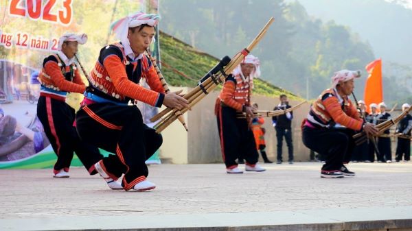 Trai tráng H'Mông thi thổi khèn và vũ đạo trên sườn núi Đồng Văn trong ngày lễ hội