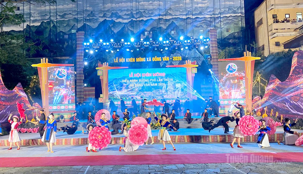 Trang phục thêu tay của phụ nữ H'Mông Hoa — mỗi bộ mất nhiều tháng để hoàn thiện