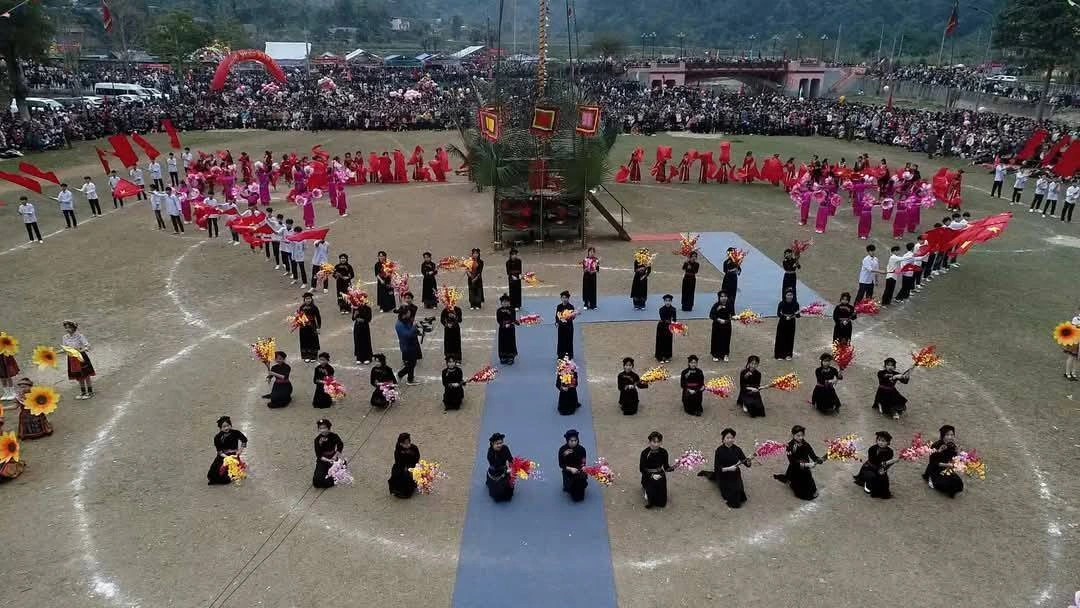 Nghi thức cày đường đầu tiên trong Lễ Lồng Tồng tại thung lũng Hà Giang — già làng chủ trì