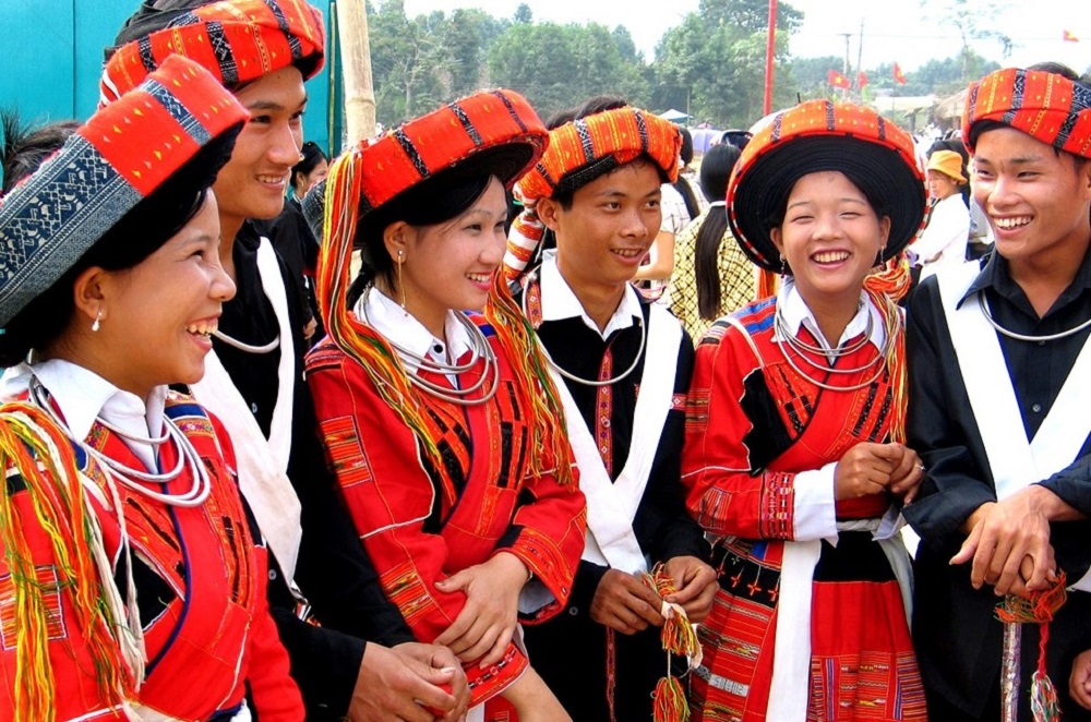 Thầy cúng Pà Thẻn trong trạng thái nhập thần dẫn đầu lễ nhảy lửa — nghi lễ đêm tháng 10 âm lịch