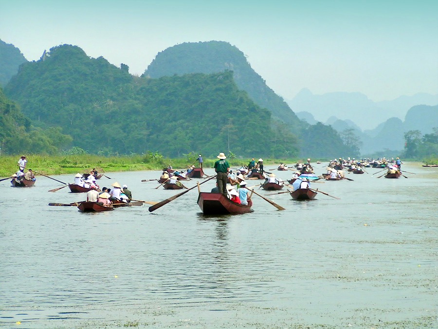 Nghi lễ tắm Phật tại chùa Quán Sứ — Phật tử tưới nước thơm lên tượng Phật sơ sinh trong lễ Phật Đản