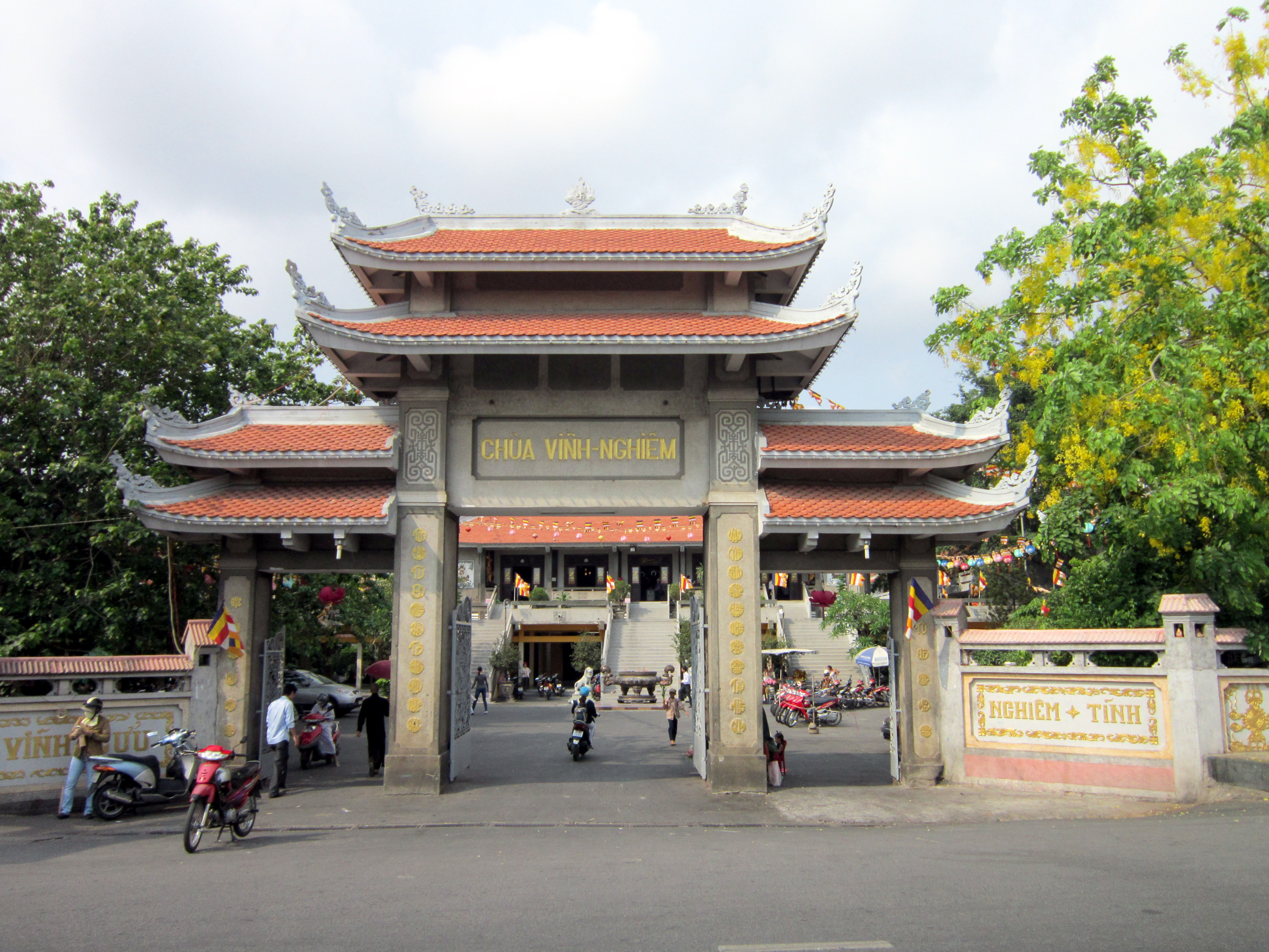 Chùa Vĩnh Nghiêm lung linh đèn lồng đêm Phật Đản — tháp 7 tầng cao 70m là biểu tượng Phật giáo nổi bật nhất của TP.HCM