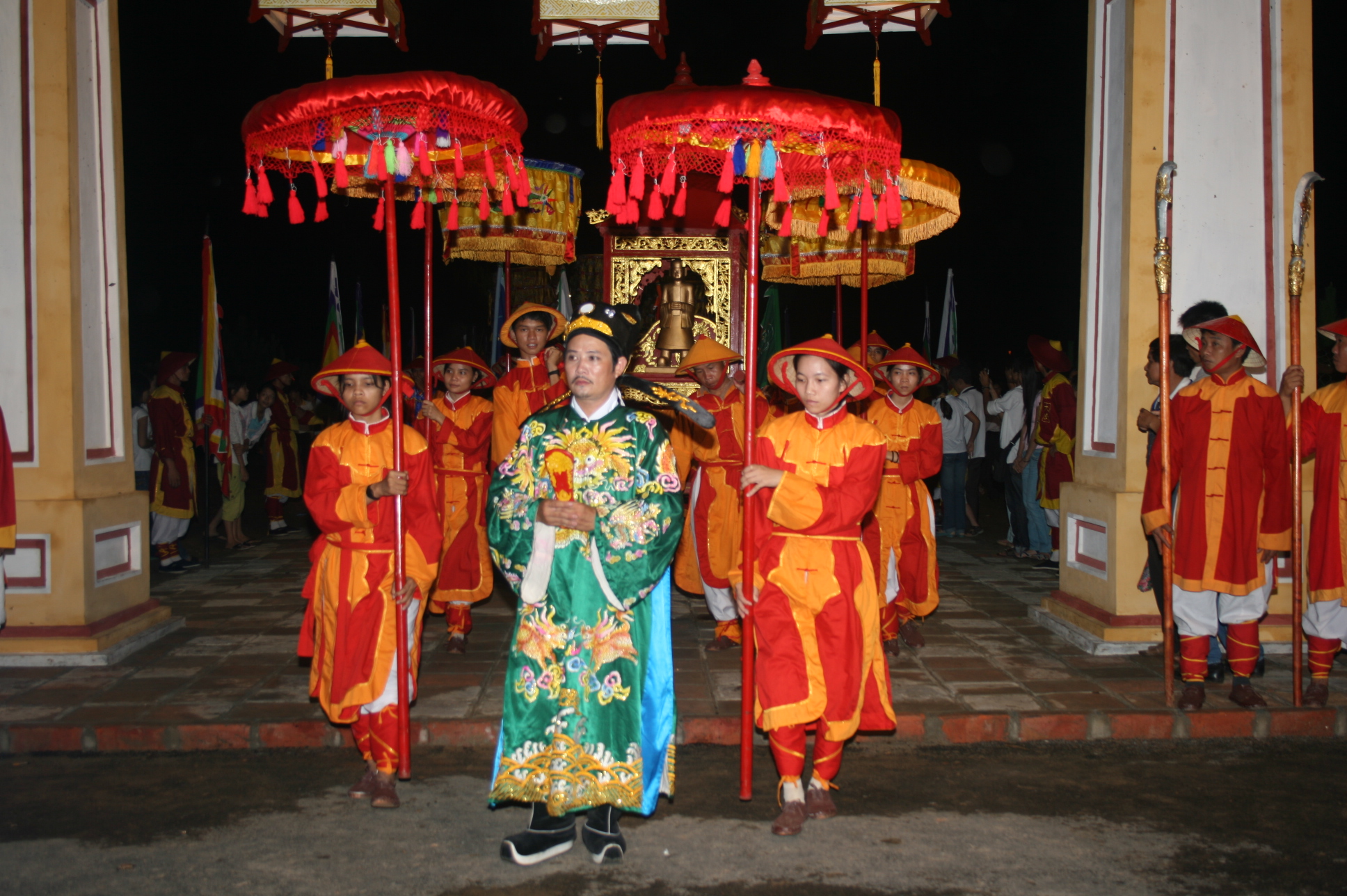 Đoàn rước hoàng triều trong lễ tế Đàn Nam Giao phục dựng — hàng trăm người trong triều phục cung đình Nguyễn