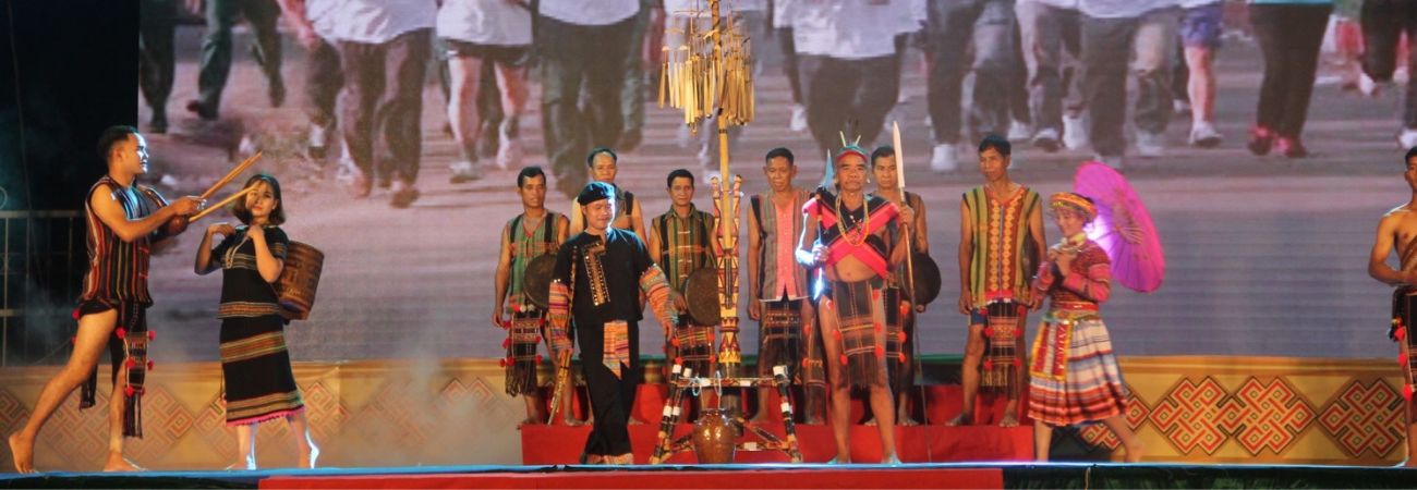 Rẫy lúa của người M'Nông trên cao nguyên Đắk Lắk chín vàng vào tháng 9–10 — thời điểm chuẩn bị cho Lễ Mừng Lúa Mới