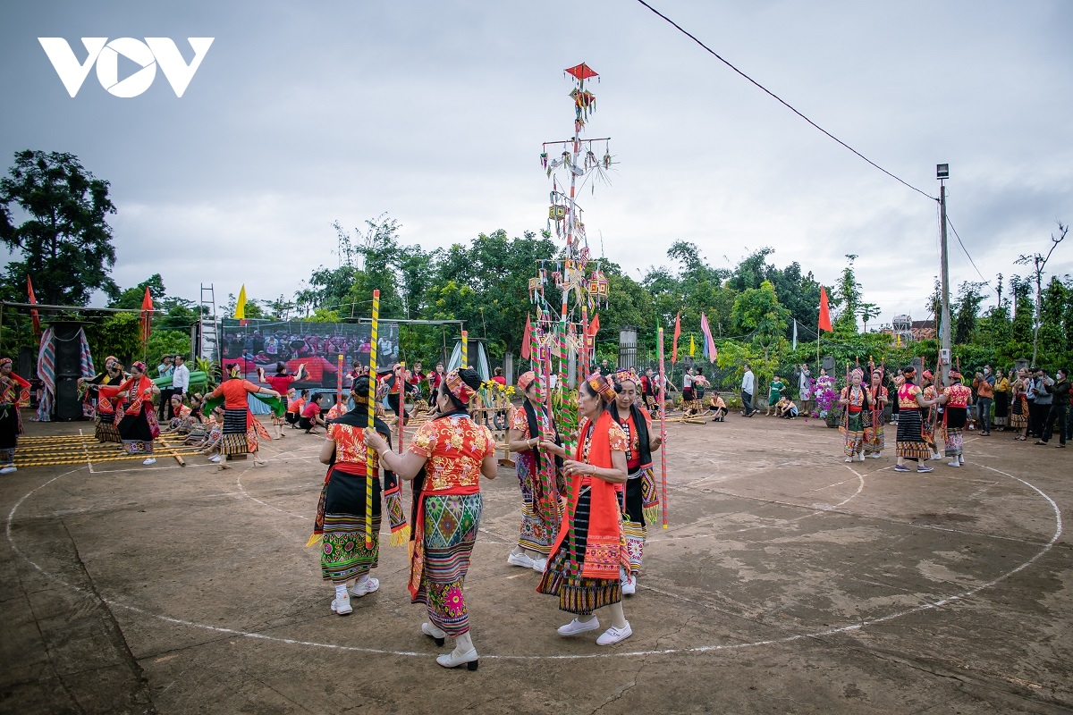Thầy cúng M'Nông thực hiện nghi lễ cúng thần Giàng tại bàn thờ tổ tiên với lễ vật gà trắng, rượu cần và lúa mới
