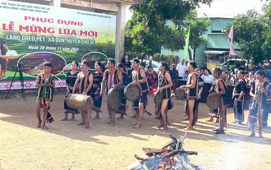 Ghè rượu cần cổ truyền người M'Nông — được ủ từ gạo nếp mới và lá rừng, đủ cho cả buôn làng thay phiên nhau uống trong đêm hội