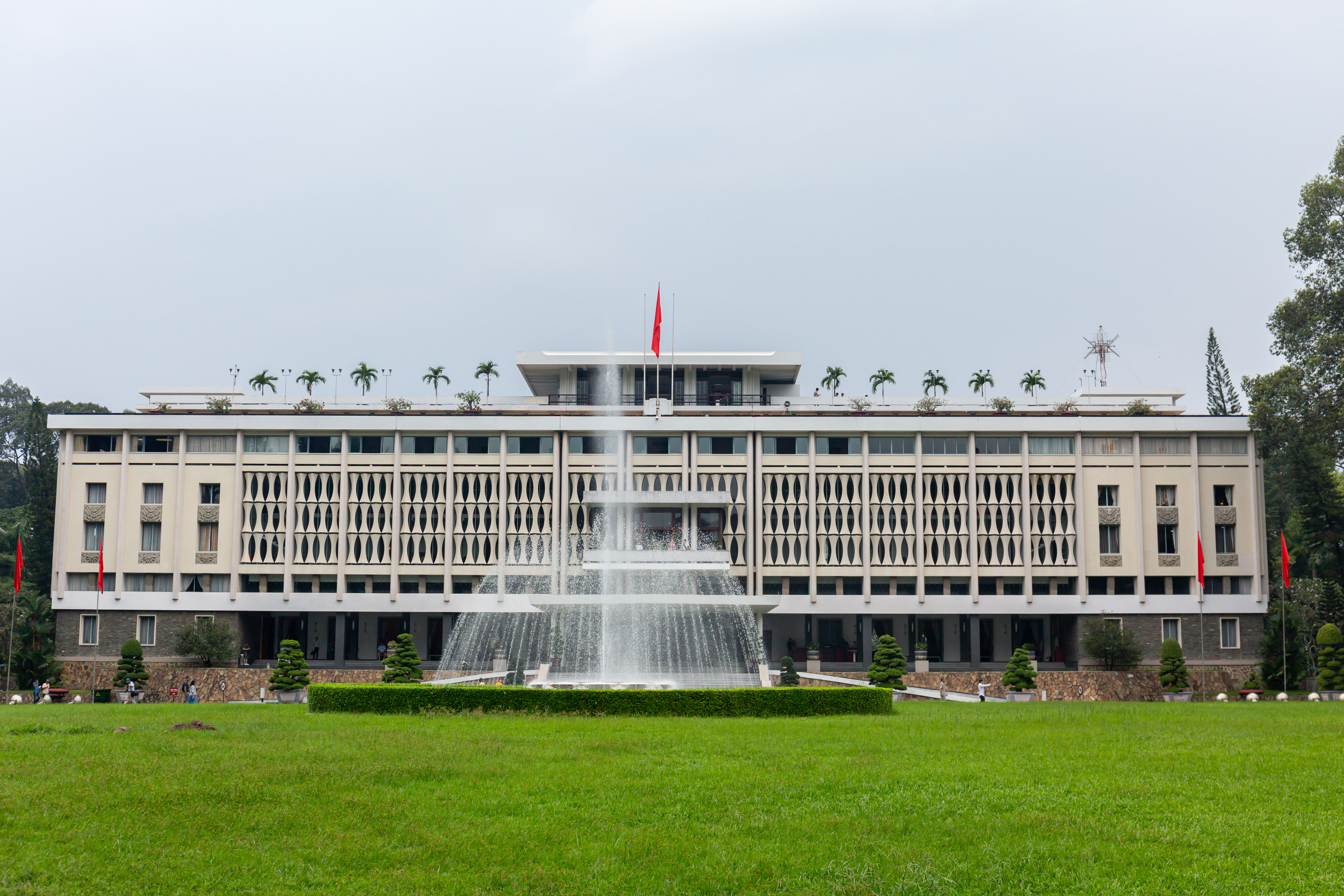 Ngư dân Cần Giờ trong trang phục lễ hội tại bến thuyền — khuôn mặt đen sạm vì nắng gió biển, đôi mắt hướng ra nơi Ông ngự
