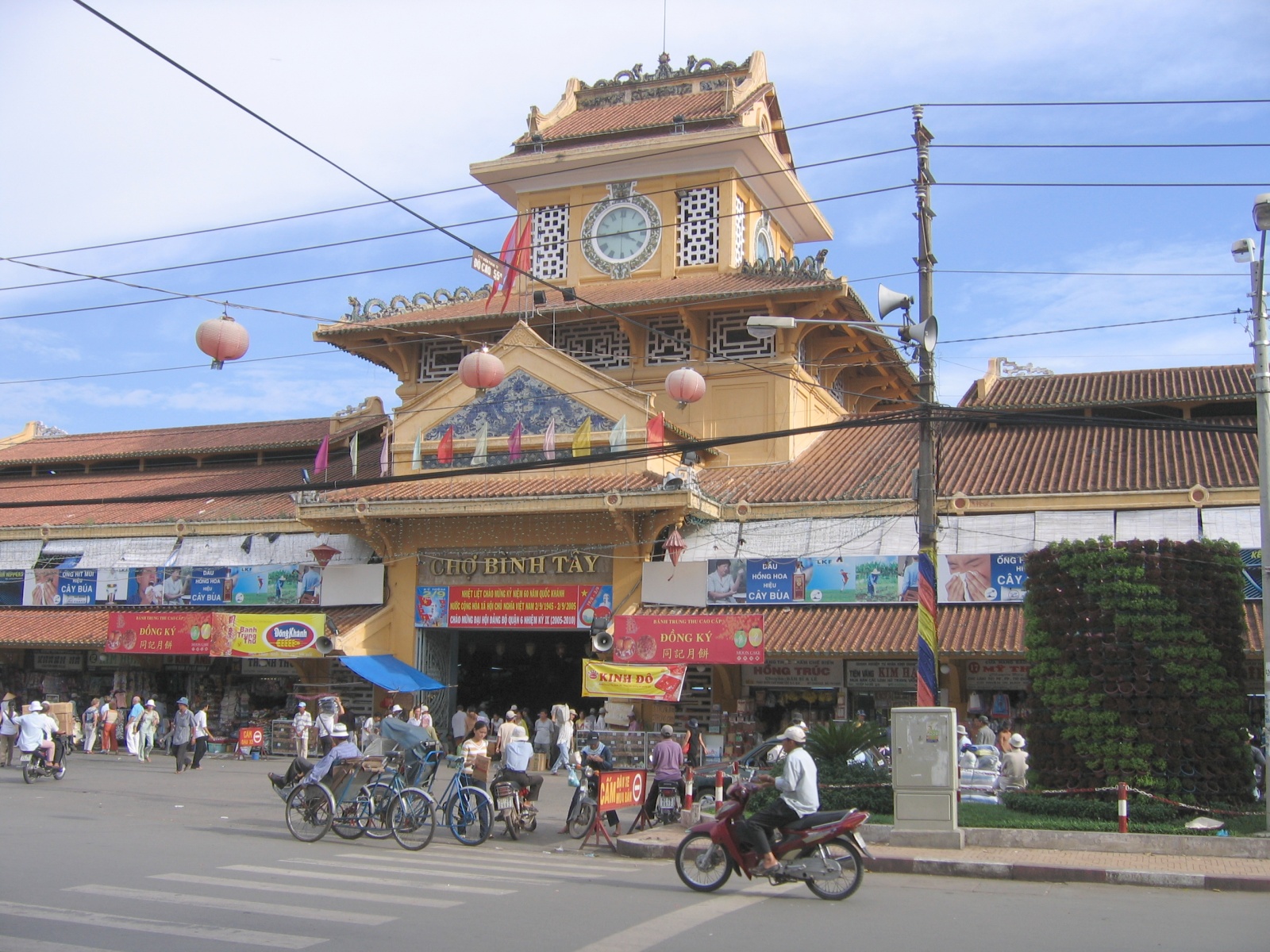 Dinh Độc Lập — biểu tượng lịch sử của TP.HCM — mở cửa miễn phí ngày 2/9 với đông đảo người dân đến thăm và dâng hoa
