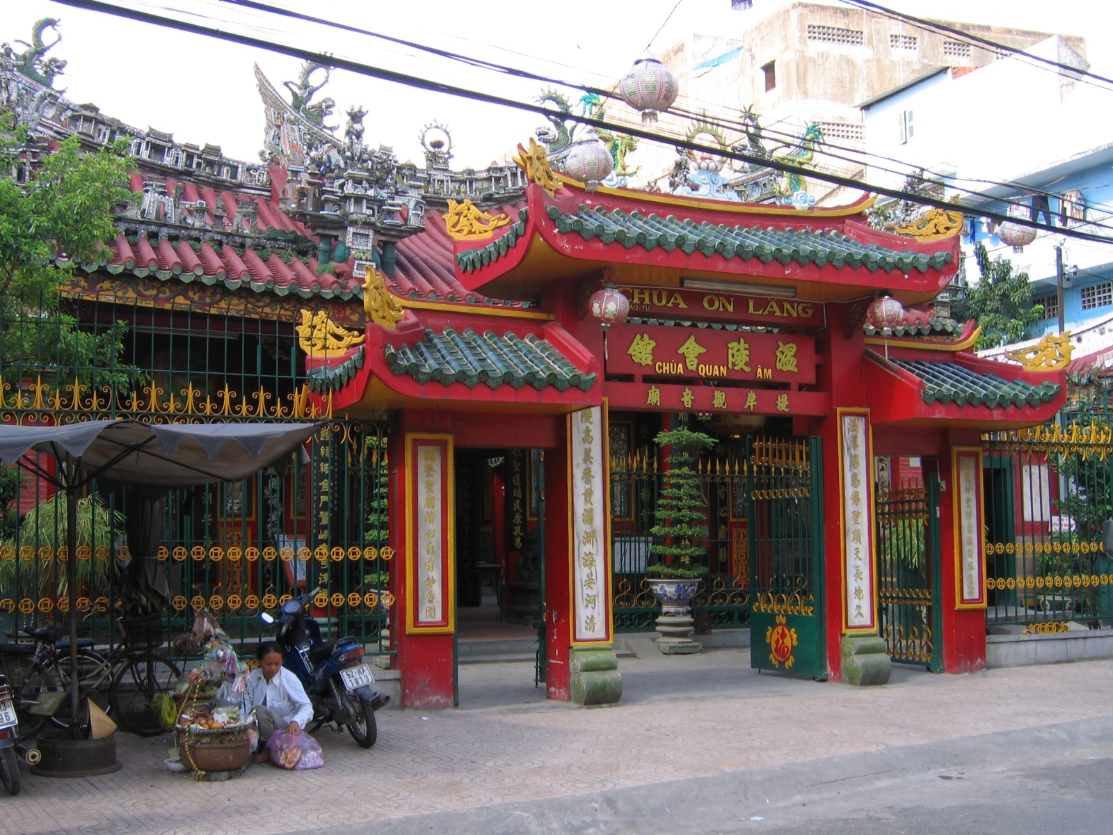 Bến Bạch Đằng tràn ngập người dân trong đêm Quốc khánh — từ đây có tầm nhìn đẹp nhất ra sông Sài Gòn và màn pháo hoa