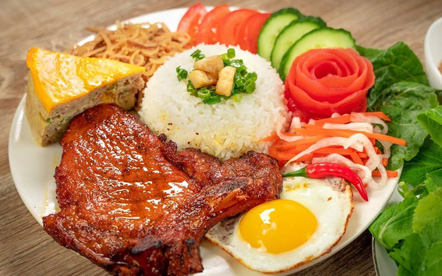Miếng sườn nướng — linh hồn của đĩa cơm tấm, được ướp và nướng than theo công thức gia truyền