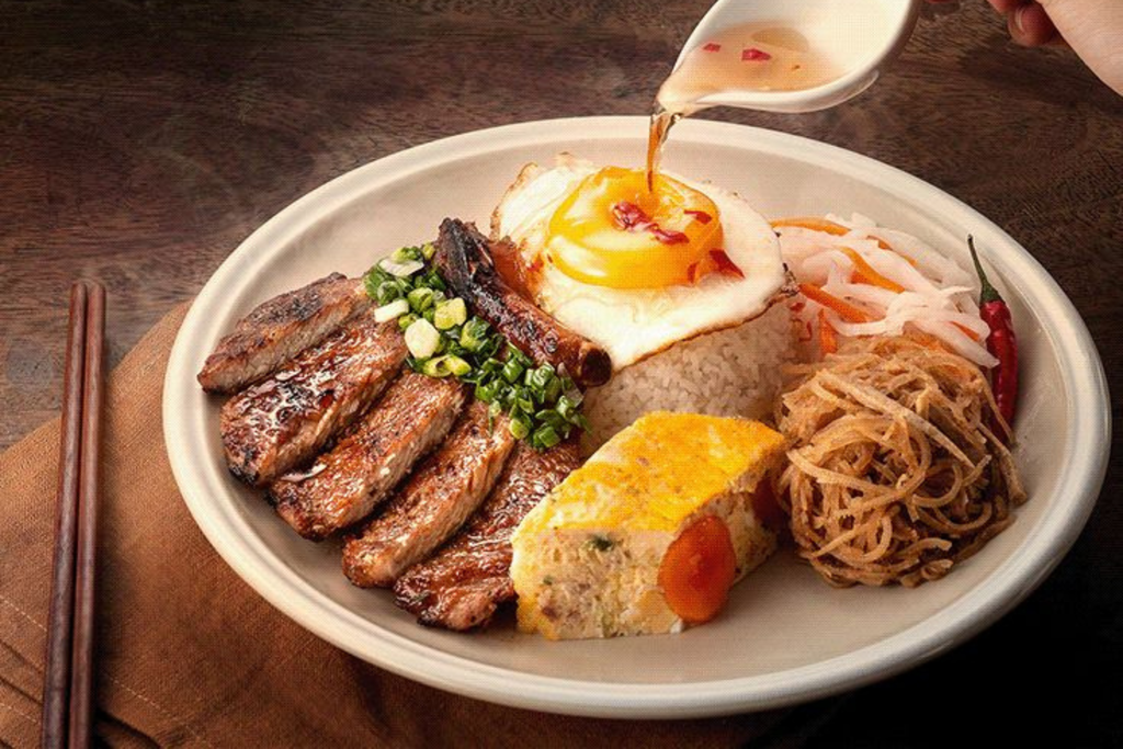 Quán cơm tấm vỉa hè lúc rạng sáng — nét đặc trưng không thể thiếu của nhịp sống Sài Gòn