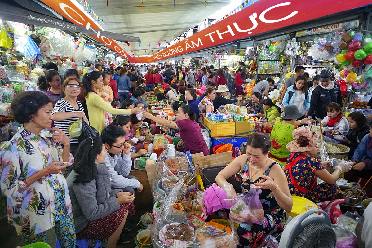 Bếp nấu của quán bánh canh cá bà Trâu buổi sáng sớm — nồi nước dùng lớn ninh từ tờ mờ sáng bốc hơi mờ ảo, người bán thoăn thoắt múc từng tô theo thứ tự khách đến