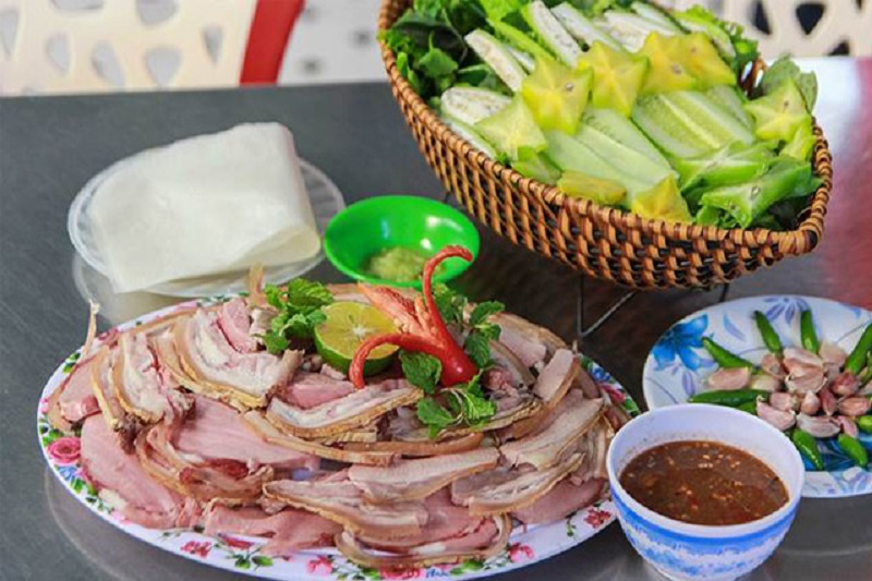 Bê thui Cầu Mống được thái mỏng và bày trên đĩa lá chuối — thịt đỏ hồng mọng nước, da bê vàng bóng giòn nhẹ, ăn kèm mắm nêm và rau thơm miền Trung
