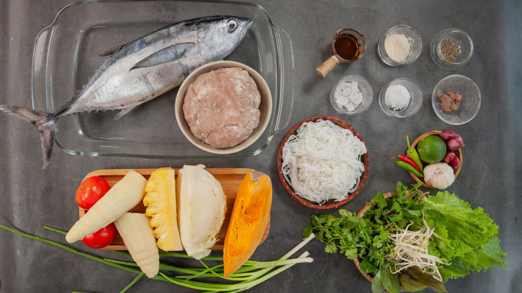 Tô bún chả cá Đà Nẵng với những miếng chả cá vàng nâu thả nổi trong nước dùng cá trong vắt màu vàng nghệ, bún mềm và rau thơm xanh tươi bên cạnh