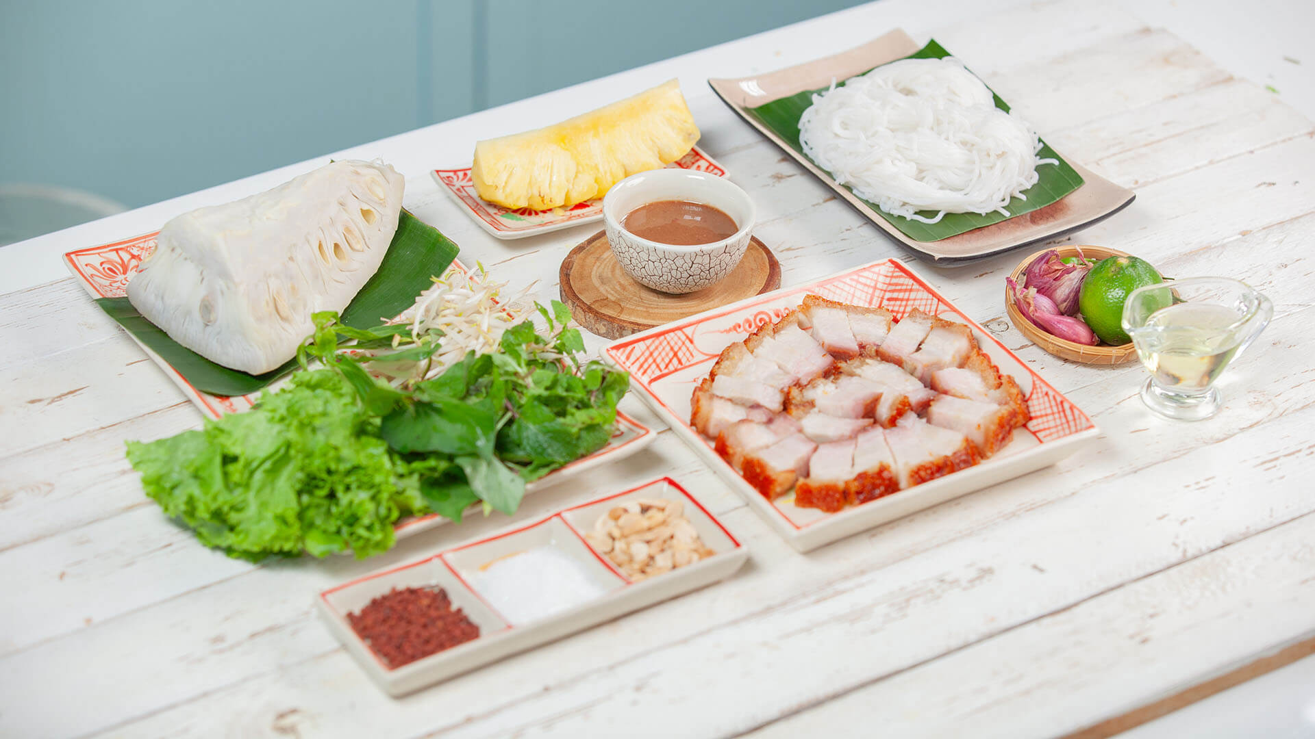 Bún mắm nêm Đà Nẵng — bún tươi trắng mịn bày cùng thịt heo luộc, chả cá, tôm và mâm rau đặc trưng miền Trung, bát mắm nêm vàng óng chờ để chấm