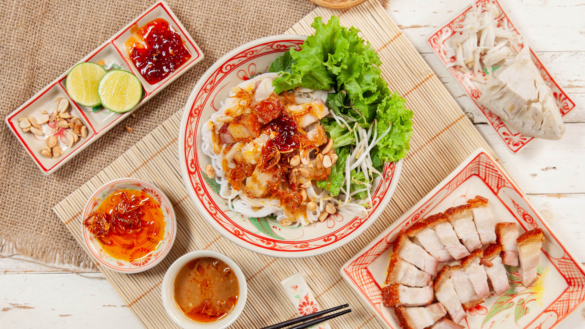 Nghề làm mắm nêm truyền thống tại làng chài ven biển Đà Nẵng — những chum mắm lớn ủ ngoài trời dưới nắng nhiệt đới theo phương pháp gia truyền
