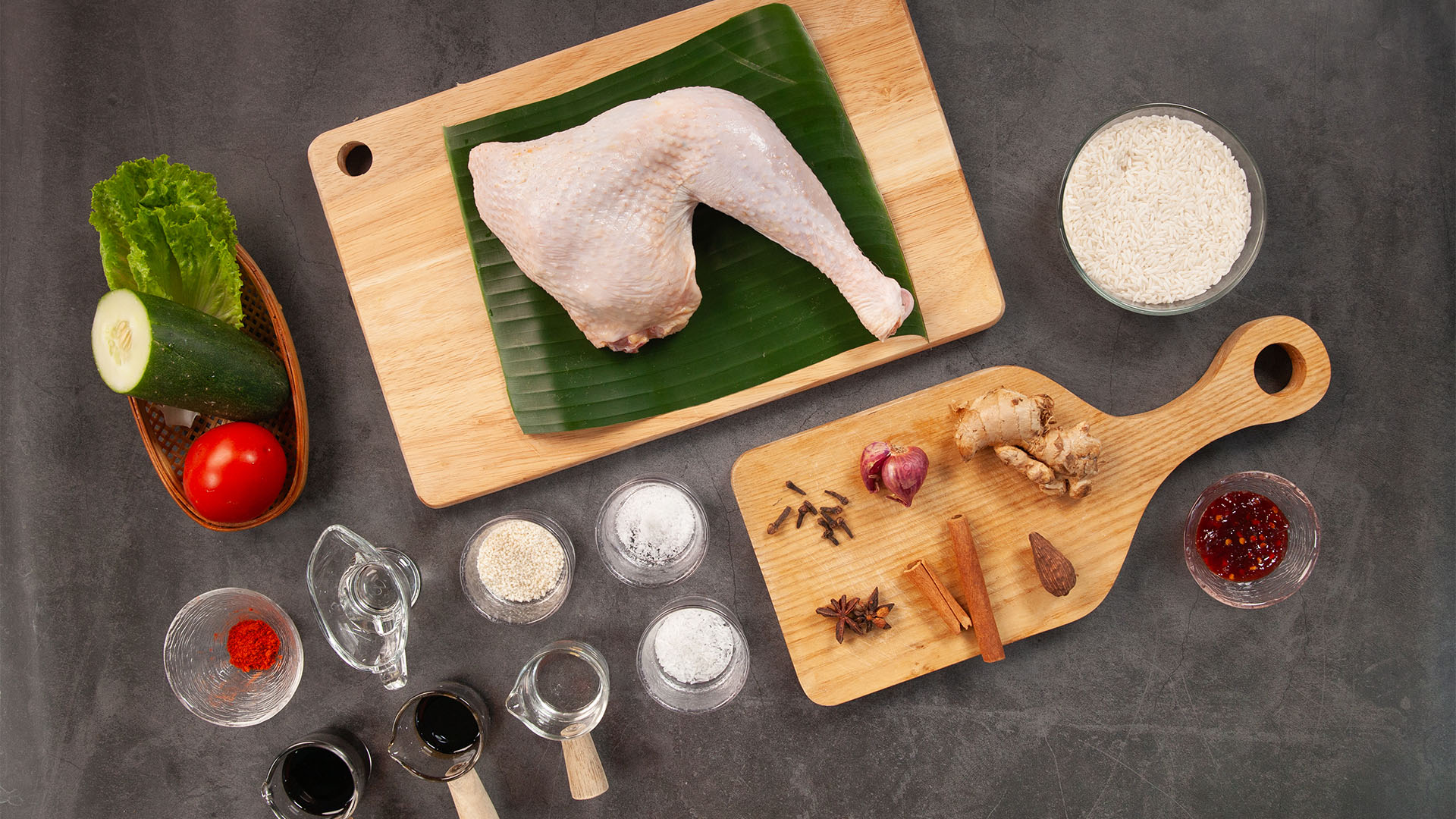 Đĩa cơm gà xứ Quảng với cơm vàng óng hấp nước luộc gà, thịt gà ta xé tay vàng nghệ, hành phi và rau răm — vẻ đẹp giản dị của ẩm thực miền Trung