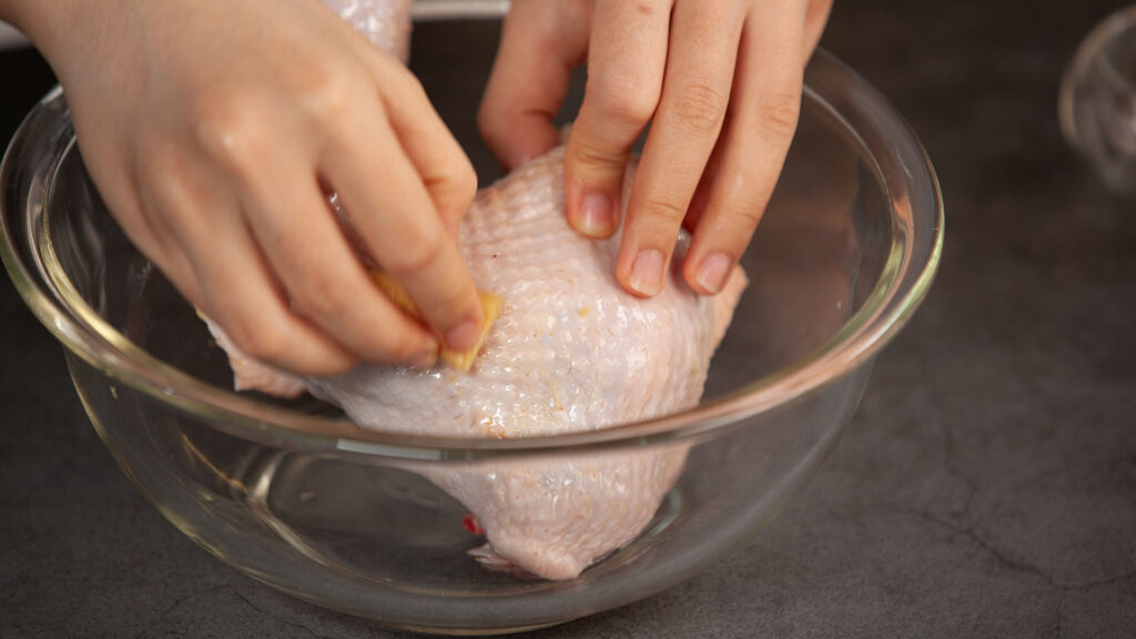 Nước chấm mắm nêm sả ớt đặc trưng của cơm gà xứ Quảng — thứ gia vị tưởng đơn giản nhưng tạo ra sự khác biệt hoàn toàn so với cơm gà Hội An