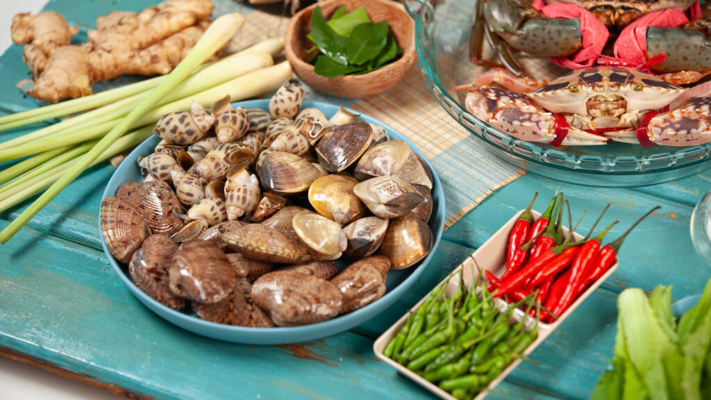 Bể hải sản sống tại một quán ăn ven biển Đà Nẵng — tôm hùm, cua, mực và các loại ốc biển bày trong bể kính cho khách chọn trực tiếp