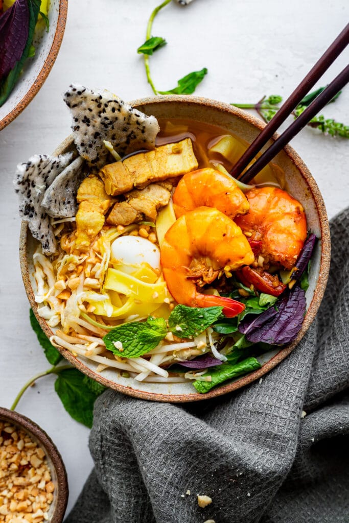 Bát mì Quảng với sợi mì vàng nghệ đặc trưng, nhân tôm thịt, đậu phộng rang và bánh đa vừng — chụp tại một quán mì gia truyền trên đường Hải Phòng, Đà Nẵng
