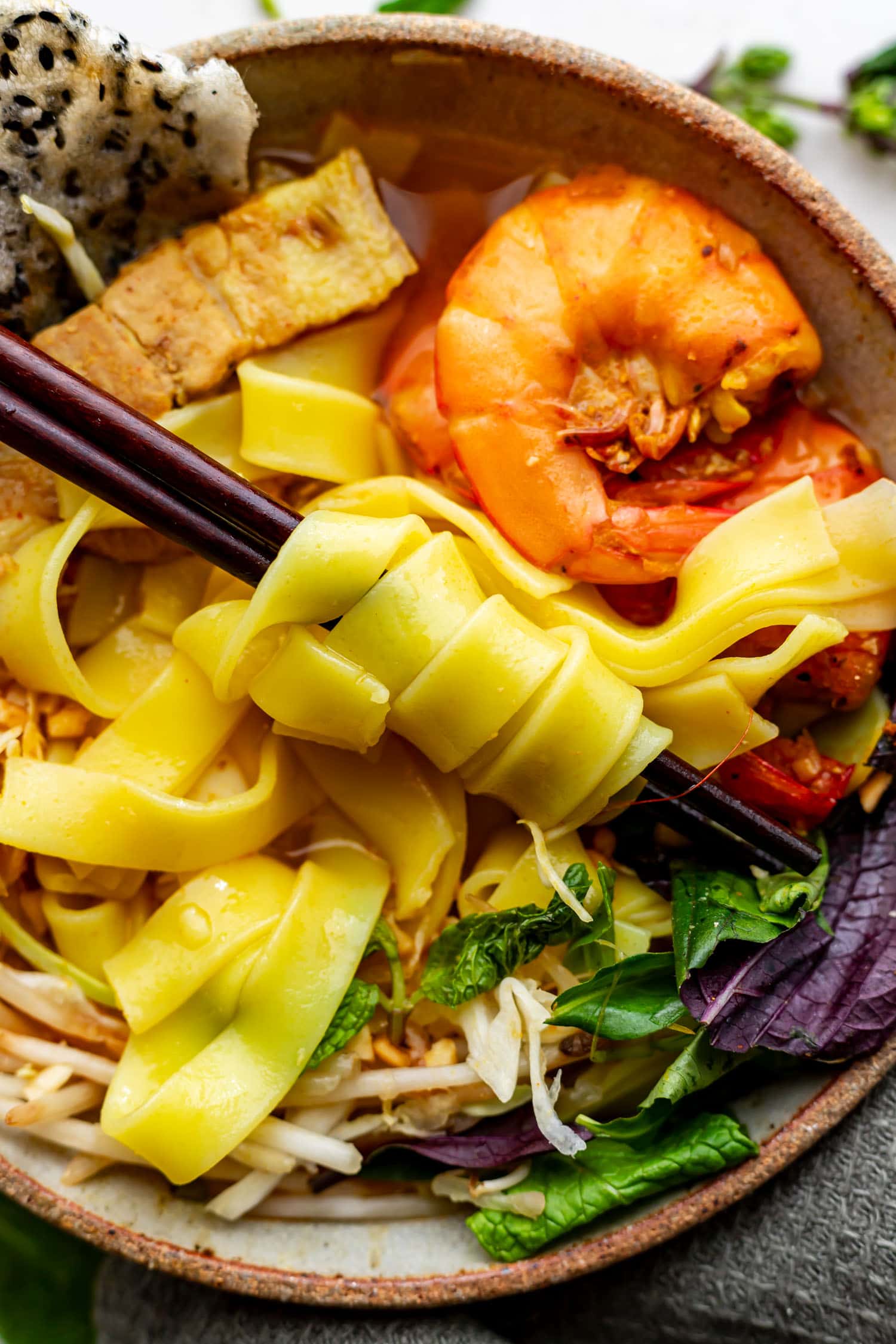 Mâm rau sống ăn kèm mì Quảng — chuối xanh thái mỏng, rau húng, giá đỗ và ớt xanh — đặc trưng ẩm thực miền Trung không nhầm lẫn vào đâu được