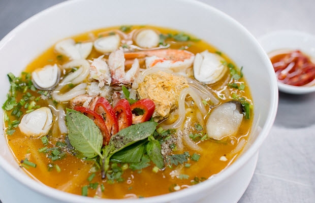 Nem lui nướng than hoa vàng ruộm — những xiên sả thơm nức trên vỉ than, khói bốc lên cùng mùi thịt nướng và hương sả đặc trưng của ẩm thực miền Trung