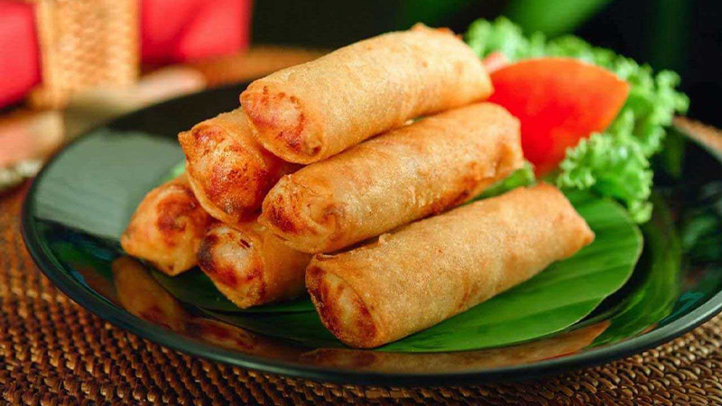 Gỏi cuốn tươi trong suốt để lộ lớp tôm hồng và rau xanh bên trong, bày cùng bát nước mắm chua ngọt và nước lạc