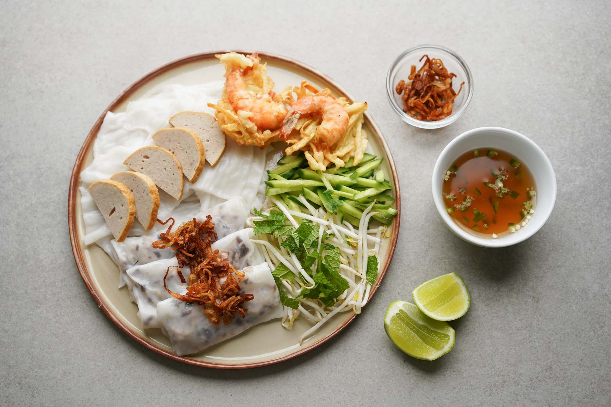 Người thợ tráng bánh cuốn Thanh Trì đang gỡ lớp bánh mỏng như giấy khỏi khuôn vải hơi bằng thanh tre dẹt