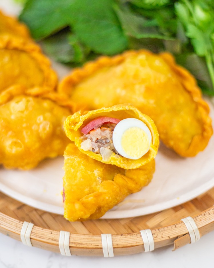 Cận cảnh cắt đôi bánh gối Hà Nội lộ ra nhân thịt heo, miến và mộc nhĩ vàng thơm bên trong lớp vỏ giòn tan