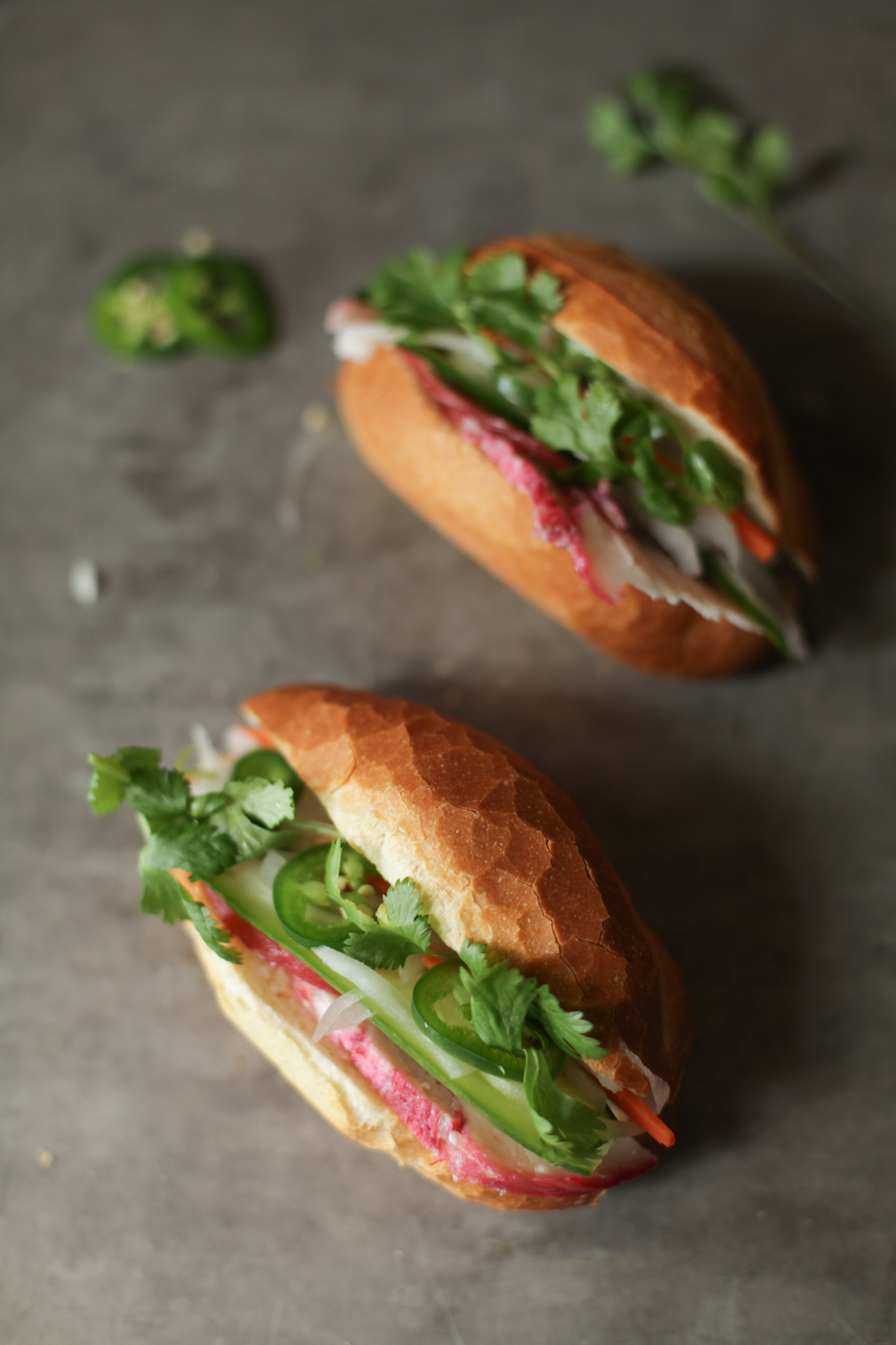 Bánh mì trứng ốp la Hà Nội vừa được mở ra với vỏ bánh vàng giòn, trứng vàng ươm và rau ngò xanh tươi bên trong