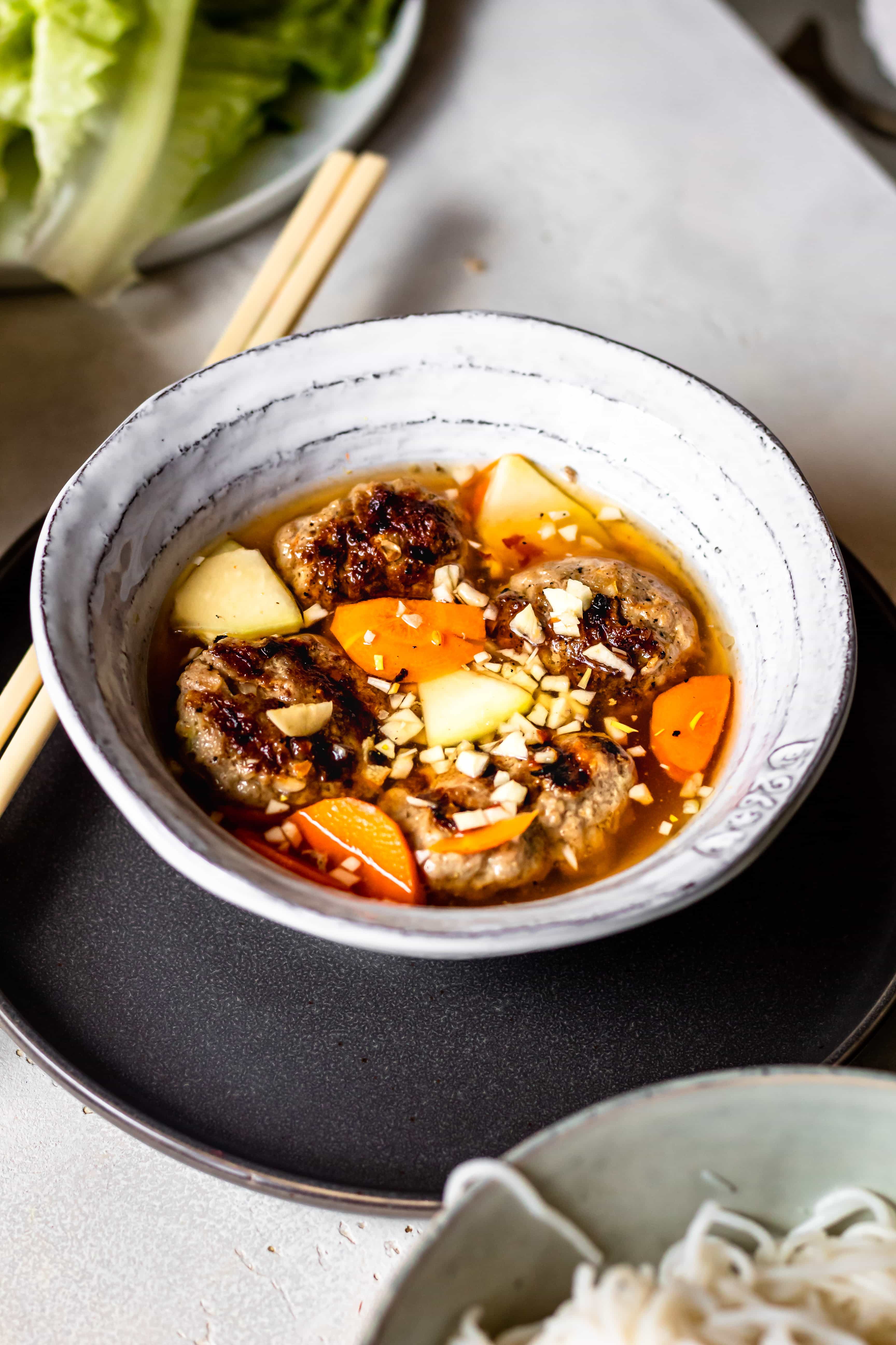 Bát bún chả Hà Nội với chả viên và chả miếng nướng than thơm lừng trong nước chấm trong vắt ngọt chua
