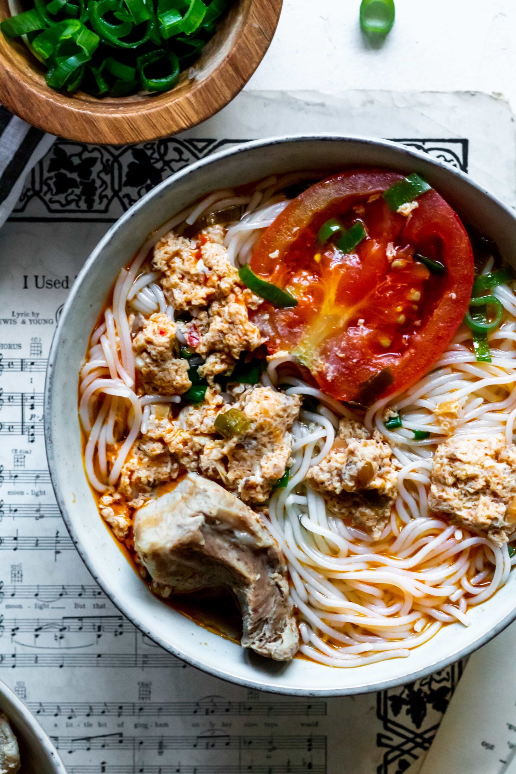 Tô bún riêu cua Hà Nội với nước dùng cà chua đỏ, gạch cua vàng cam, đậu phụ chiên và rau sống bày đẹp mắt