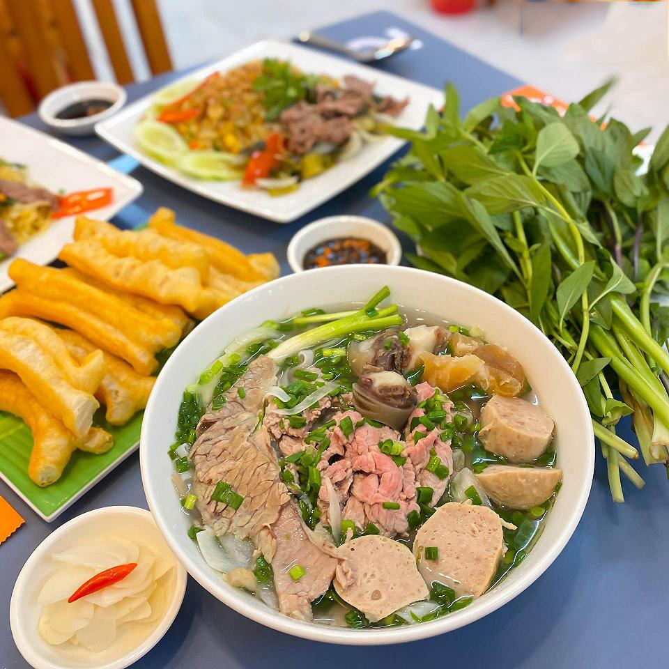 Tô phở bò Hà Nội truyền thống với nước dùng trong vắt màu hổ phách, lát thịt bò tươi hồng và bánh phở trắng mịn