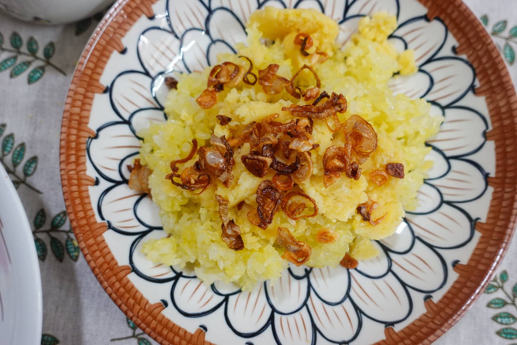 Đĩa xôi xéo Hà Nội với xôi nếp trắng phủ đậu xanh vàng mịn, hành phi vàng giòn và mỡ hành xanh óng ánh