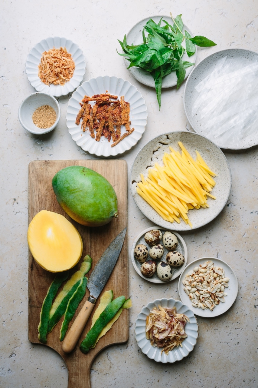 Xe bánh tráng trộn trên phố Nguyễn Thượng Hiền buổi chiều — chủ xe thoăn thoắt trộn từng túi theo yêu cầu riêng của khách