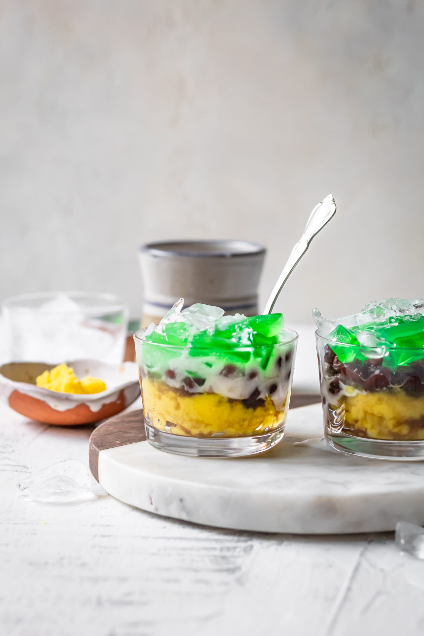 Tô chè ba màu Sài Gòn với ba lớp đậu đỏ, đậu xanh đánh và thạch lá dứa xanh, được chan nước cốt dừa trắng mịn lên trên đá bào