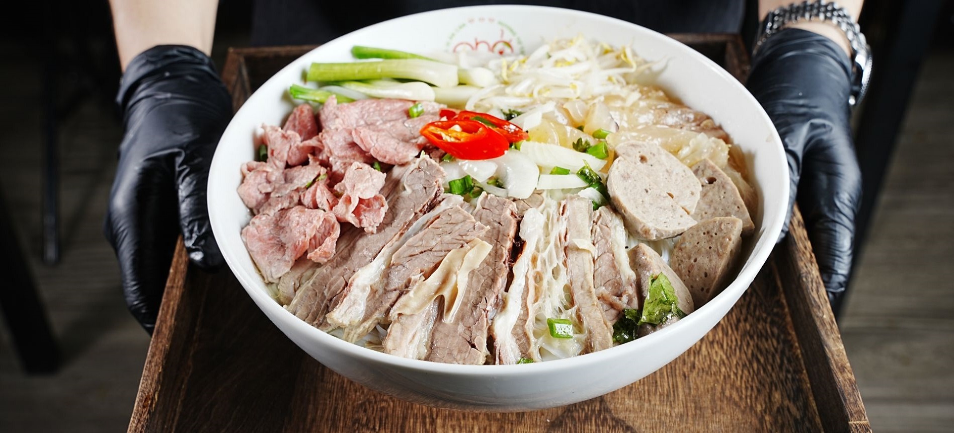 Khách hàng xếp hàng trước tiệm Phở Hòa Pasteur buổi sáng sớm — hơn 60 năm tuổi và vẫn là địa chỉ huyền thoại của phố phở Sài Gòn