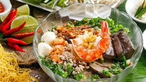 Tô hủ tiếu Nam Vang nước trong vắt với đầy đủ topping: tôm, gan heo, thịt bằm và trứng cút, chụp tại một quán gia truyền Chợ Lớn