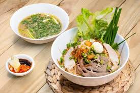 Bên trong một tiệm hủ tiếu gia truyền Quận 5 — những nồi nước hầm suốt đêm và xe đẩy gọn gàng của người Hoa Triều Châu