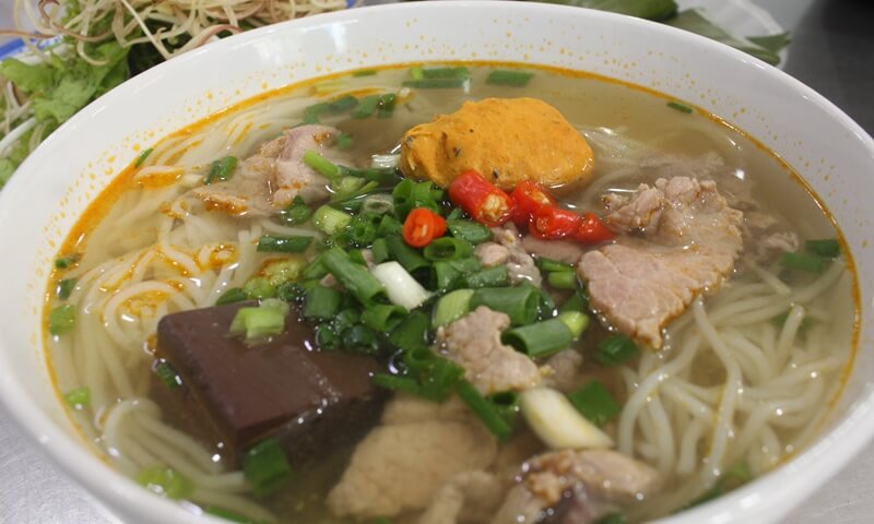 Tô bánh canh cá lóc Huế với sợi bánh trắng dày, khúc cá lóc trắng thịt và nước dùng trong vắt
